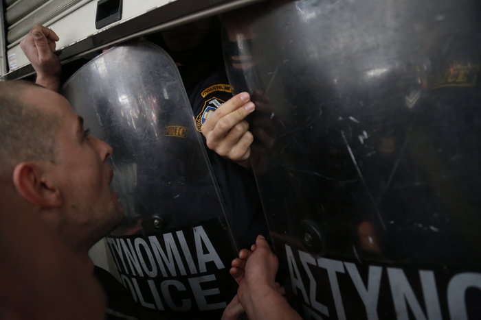 Ενταση και λιποθυμίες στο υπουργείο Υγείας [Εικόνες] - εικόνα 10