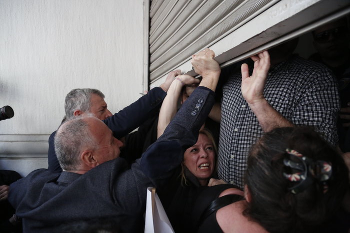 Ενταση και λιποθυμίες στο υπουργείο Υγείας [Εικόνες] - εικόνα 11