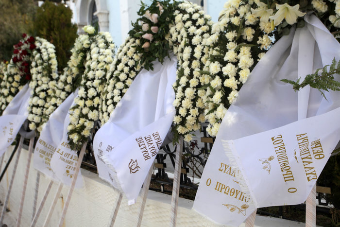 Πλήθος κόσμου στο τελευταίο αντίο στον Νίκο Κούνδουρο
