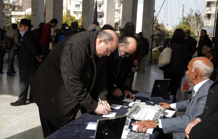 Πλήθος κόσμου στο τελευταίο αντίο στον Νίκο Κούνδουρο - εικόνα 4