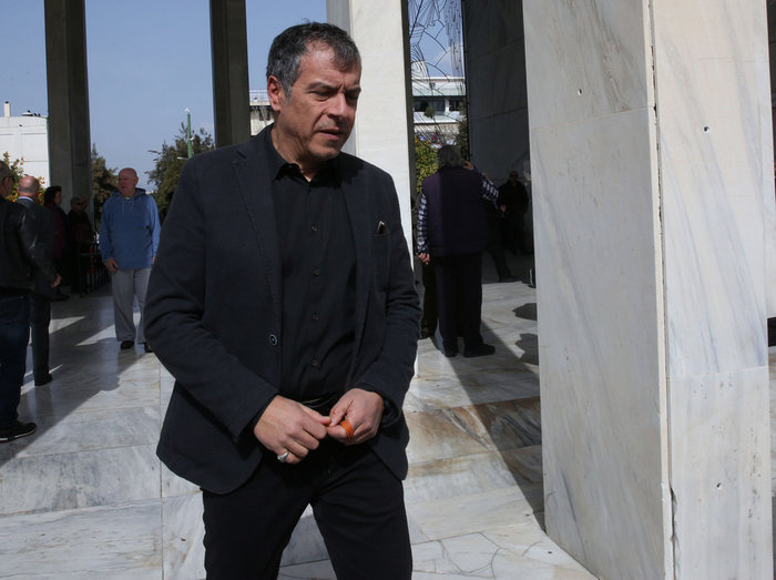 Πλήθος κόσμου στο τελευταίο αντίο στον Νίκο Κούνδουρο - εικόνα 6