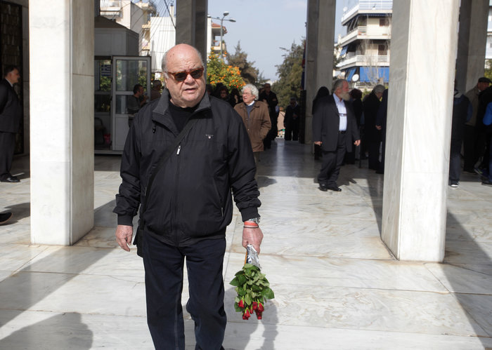 Πλήθος κόσμου στο τελευταίο αντίο στον Νίκο Κούνδουρο - εικόνα 8