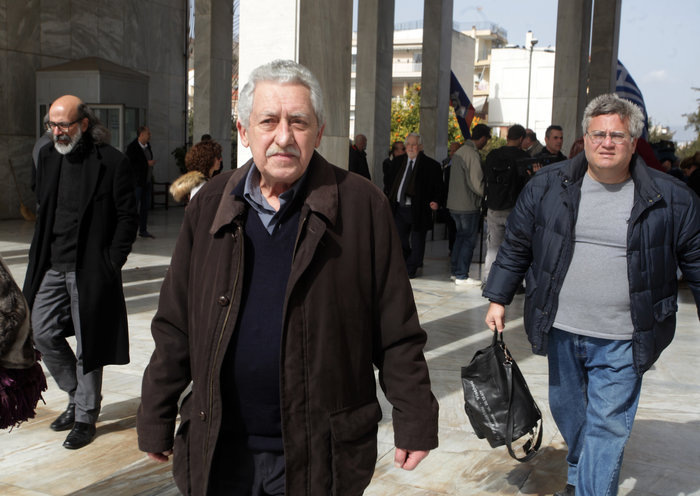 Πλήθος κόσμου στο τελευταίο αντίο στον Νίκο Κούνδουρο - εικόνα 9