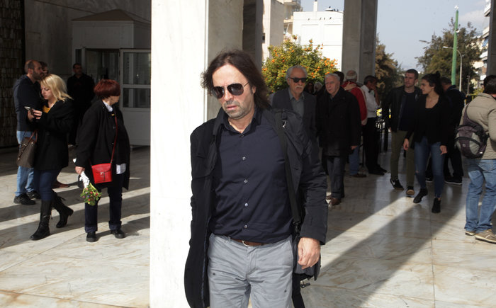 Πλήθος κόσμου στο τελευταίο αντίο στον Νίκο Κούνδουρο - εικόνα 12