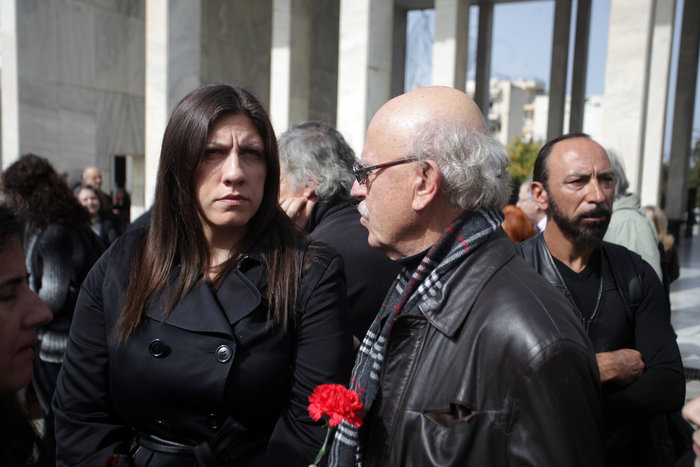 Πλήθος κόσμου στο τελευταίο αντίο στον Νίκο Κούνδουρο - εικόνα 13