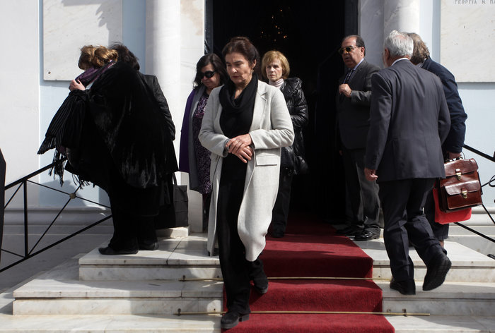 Πλήθος κόσμου στο τελευταίο αντίο στον Νίκο Κούνδουρο - εικόνα 14