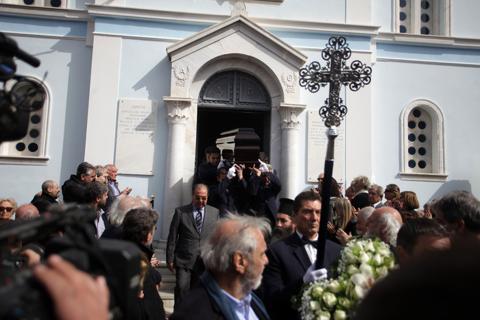 Πλήθος κόσμου στο τελευταίο αντίο στον Νίκο Κούνδουρο - εικόνα 15