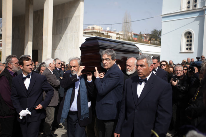 Πλήθος κόσμου στο τελευταίο αντίο στον Νίκο Κούνδουρο - εικόνα 16
