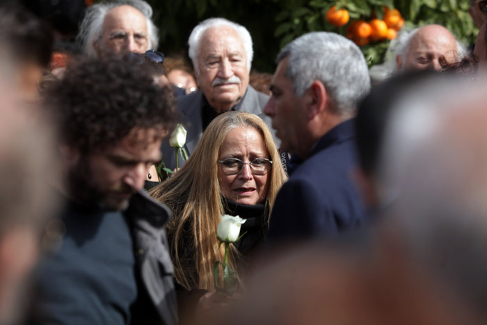 Πλήθος κόσμου στο τελευταίο αντίο στον Νίκο Κούνδουρο - εικόνα 17