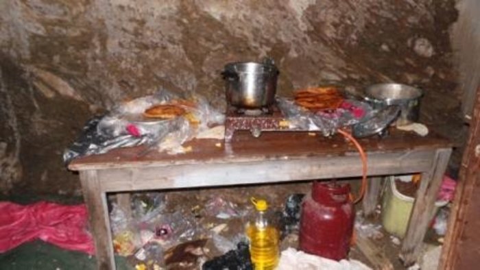 Κύκλωμα κρατούσε ομήρους 113 μετανάστες μέσα σε σπηλιές