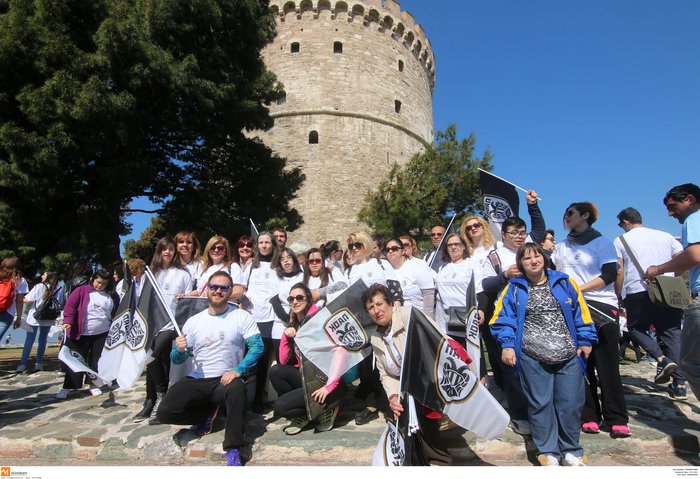 Παιδιά με σύνδρομο Down «αγκαλιάζουν» τον Λευκό Πύργο