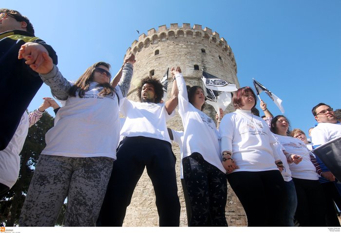 Παιδιά με σύνδρομο Down «αγκαλιάζουν» τον Λευκό Πύργο - εικόνα 2