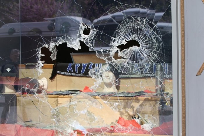 Η στιγμή της επίθεσης στα γραφεία της Χρυσής Αυγής - Βίντεο