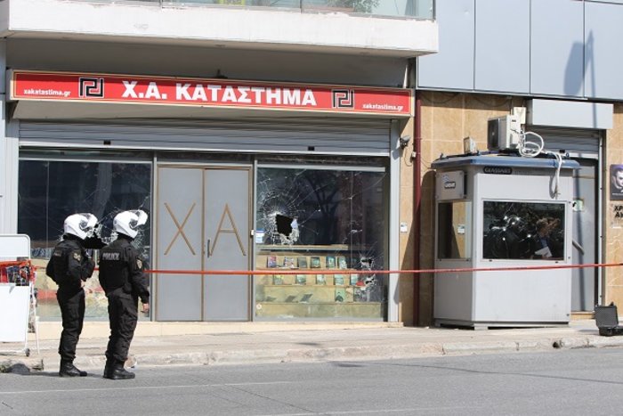 Η στιγμή της επίθεσης στα γραφεία της Χρυσής Αυγής - Βίντεο - εικόνα 4