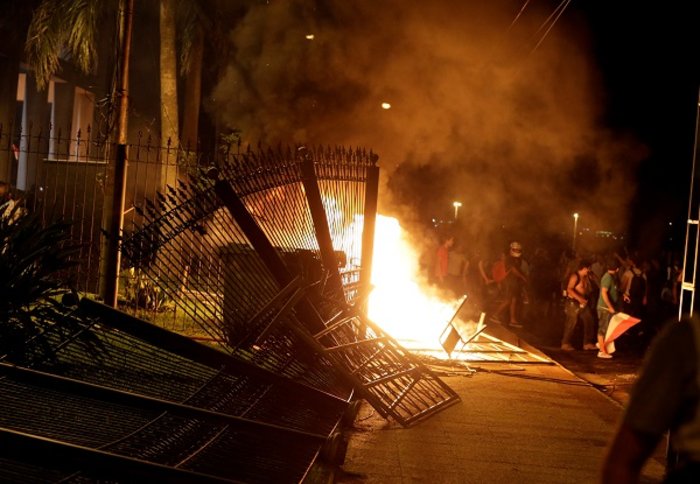 Κατάληψη και φωτιά στο Κογκρέσο της Παραγουάης (ΦΩΤΟ) - εικόνα 3