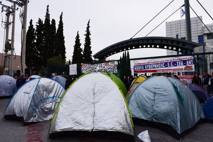 Αδιόριστοι εκπαιδευτικοί εγκλώβισαν υπαλλήλους στο υπ. Παιδείας - εικόνα 2