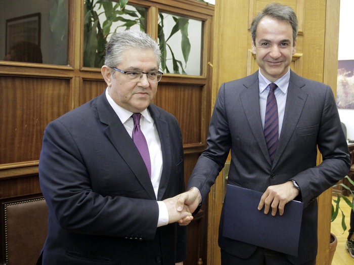 Το «ιστορικό» δώρο του Κυριάκου στον Δημήτρη Κουτσούμπα