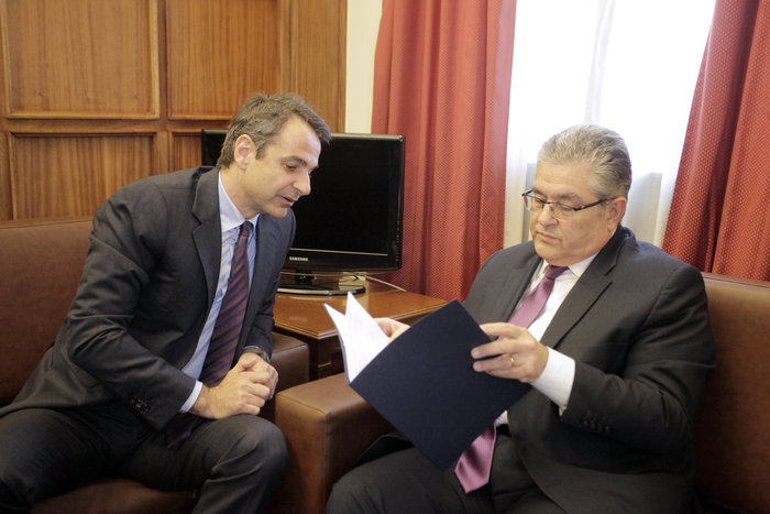 Το «ιστορικό» δώρο του Κυριάκου στον Δημήτρη Κουτσούμπα - εικόνα 2