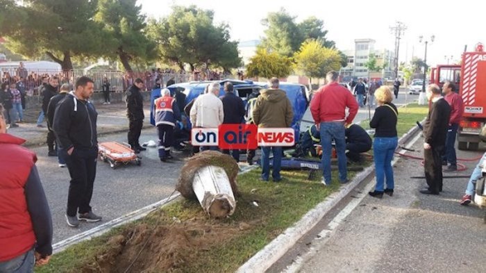 Τέσσερις τραυματίες σε τροχαίο δίπλα από σχολείο στο Μεσολόγγι (ΦΩΤΟ)
