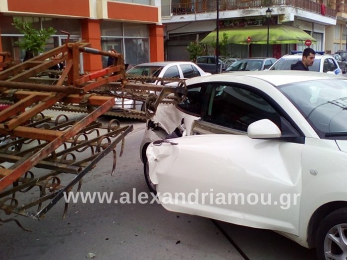 Τρακτέρ "όργωσε" αυτοκίνητα στο πέρασμά του στην Αλεξάνδρεια Ημαθίας