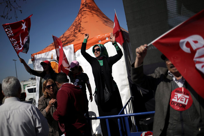 Εβετ ή Χαγίρ: Στις κάλπες σήμερα η Τουρκία για το δημοψήφισμα - εικόνα 4