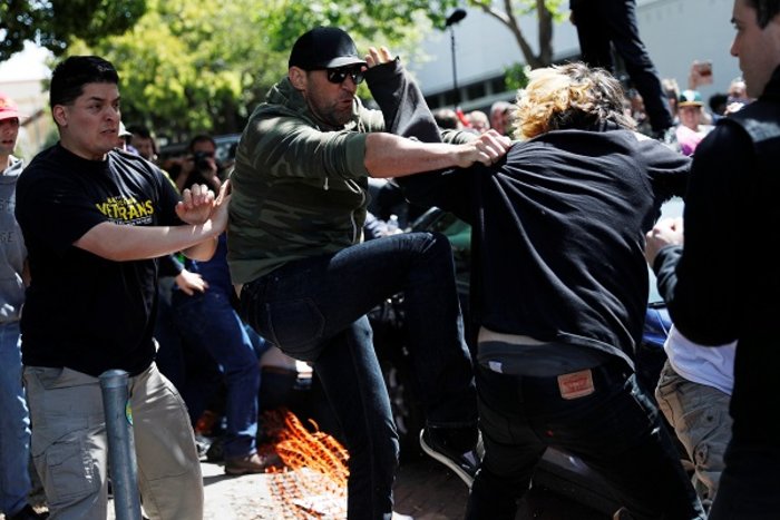 Άγριες οδομαχίες και συγκρούσεις στην Καλιφόρνια για τον Τραμπ (ΒΙΝΤΕΟ) - εικόνα 2