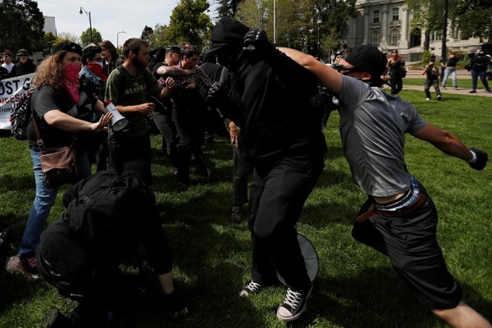 Άγριες οδομαχίες και συγκρούσεις στην Καλιφόρνια για τον Τραμπ (ΒΙΝΤΕΟ) - εικόνα 3