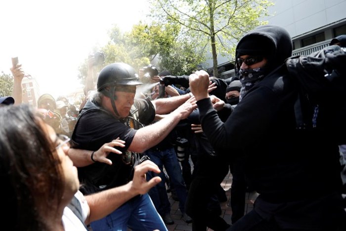 Άγριες οδομαχίες και συγκρούσεις στην Καλιφόρνια για τον Τραμπ (ΒΙΝΤΕΟ) - εικόνα 6