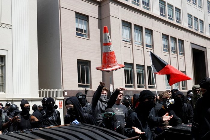 Άγριες οδομαχίες και συγκρούσεις στην Καλιφόρνια για τον Τραμπ (ΒΙΝΤΕΟ) - εικόνα 12