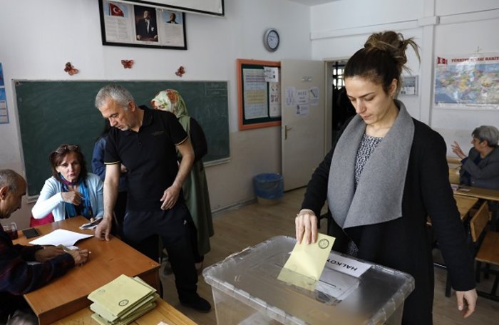 Οι δύο κόσμοι της Τουρκίας συναντώνται πάνω από τις κάλπες φωτό