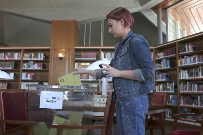 Οι δύο κόσμοι της Τουρκίας συναντώνται πάνω από τις κάλπες φωτό - εικόνα 2