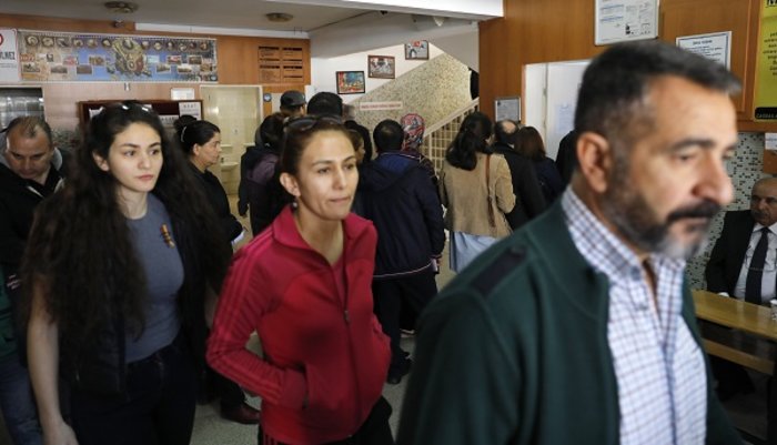 Οι δύο κόσμοι της Τουρκίας συναντώνται πάνω από τις κάλπες φωτό - εικόνα 4