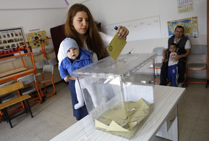 Οι δύο κόσμοι της Τουρκίας συναντώνται πάνω από τις κάλπες φωτό - εικόνα 10