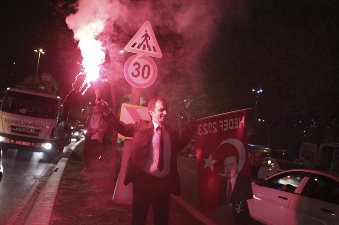 Στους δρόμους με σημαίες οι οπαδοί του Ερντογάν στην Κωνσταντινούπολη - εικόνα 3