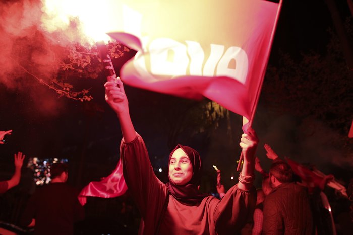 Στους δρόμους με σημαίες οι οπαδοί του Ερντογάν στην Κωνσταντινούπολη - εικόνα 4