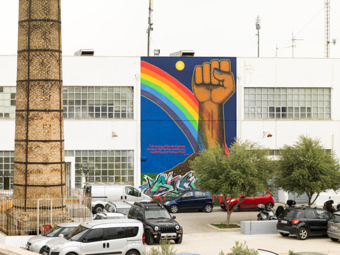 Gordon Hookey, Solidarity (Αλληλεγγύη), 2017, τοιχογραφία, Ανωτάτη Σχολή Καλών Τεχνών (Α.Σ.Κ.Τ.)