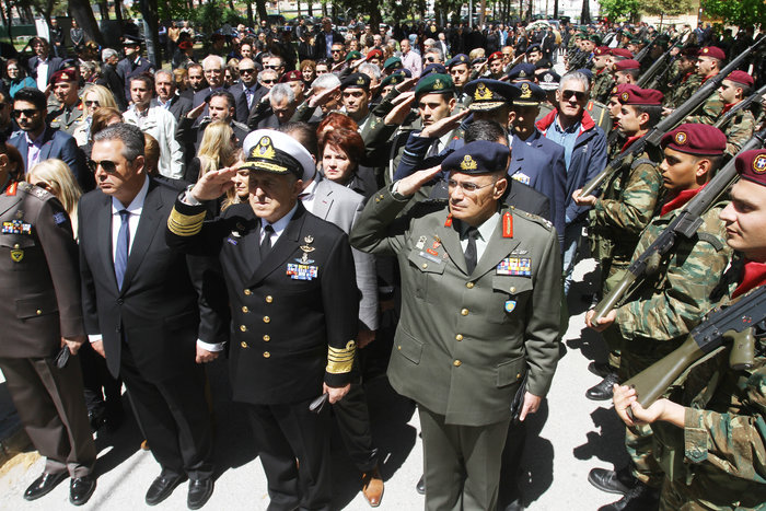 Ράγισαν καρδιές στην κηδεία του άτυχου ταγματάρχη στη Λάρισα - εικόνα 9