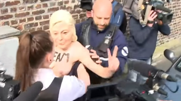 Oι Femen «ξαναχτύπησαν» την ώρα που ψήφιζε η Λεπέν