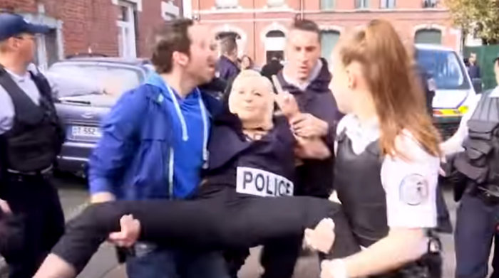 Oι Femen «ξαναχτύπησαν» την ώρα που ψήφιζε η Λεπέν - εικόνα 2