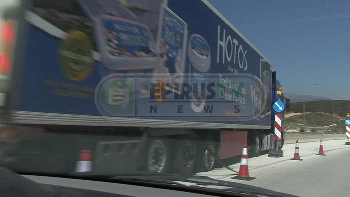 Απίστευτο περιστατικό με λάστιχο νταλίκας στην Εγνατία Οδό - εικόνα 2