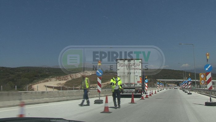 Απίστευτο περιστατικό με λάστιχο νταλίκας στην Εγνατία Οδό - εικόνα 4