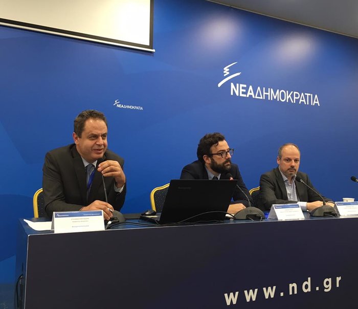 «Χτυποκάρδια» στα γαλάζια θρανία με ντοσιέ, στυλό και tablet - εικόνα 2