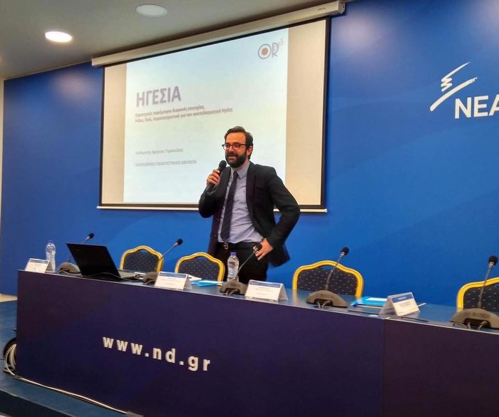 «Χτυποκάρδια» στα γαλάζια θρανία με ντοσιέ, στυλό και tablet - εικόνα 3