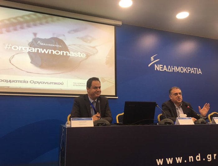 «Χτυποκάρδια» στα γαλάζια θρανία με ντοσιέ, στυλό και tablet - εικόνα 4