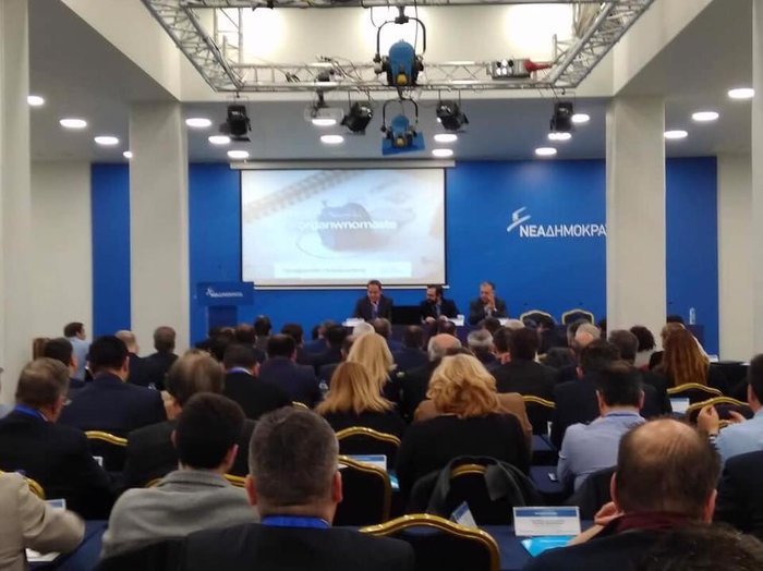 «Χτυποκάρδια» στα γαλάζια θρανία με ντοσιέ, στυλό και tablet - εικόνα 6