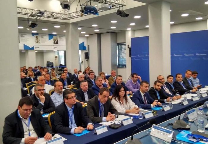 «Χτυποκάρδια» στα γαλάζια θρανία με ντοσιέ, στυλό και tablet - εικόνα 7