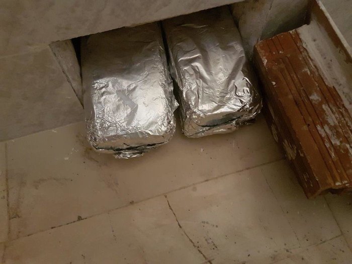 «Χτίστο μόνος σου»: Πίσω από τα πλακάκια έκρυβαν την ηρωίνη - εικόνα 2