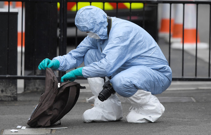 Συναγερμός στο Λονδίνο, σύλληψη άνδρα με δύο μαχαίρια