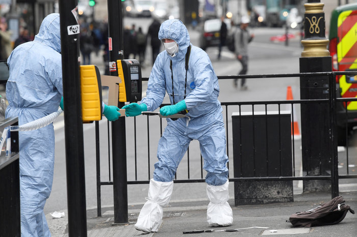 Συναγερμός στο Λονδίνο, σύλληψη άνδρα με δύο μαχαίρια - εικόνα 4