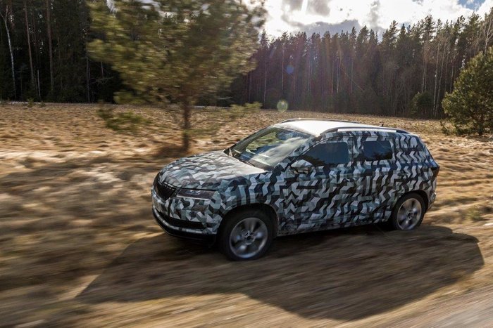 Φωτογραφικό teaser από τη Skoda για το νέο compact SUV "KAROQ"